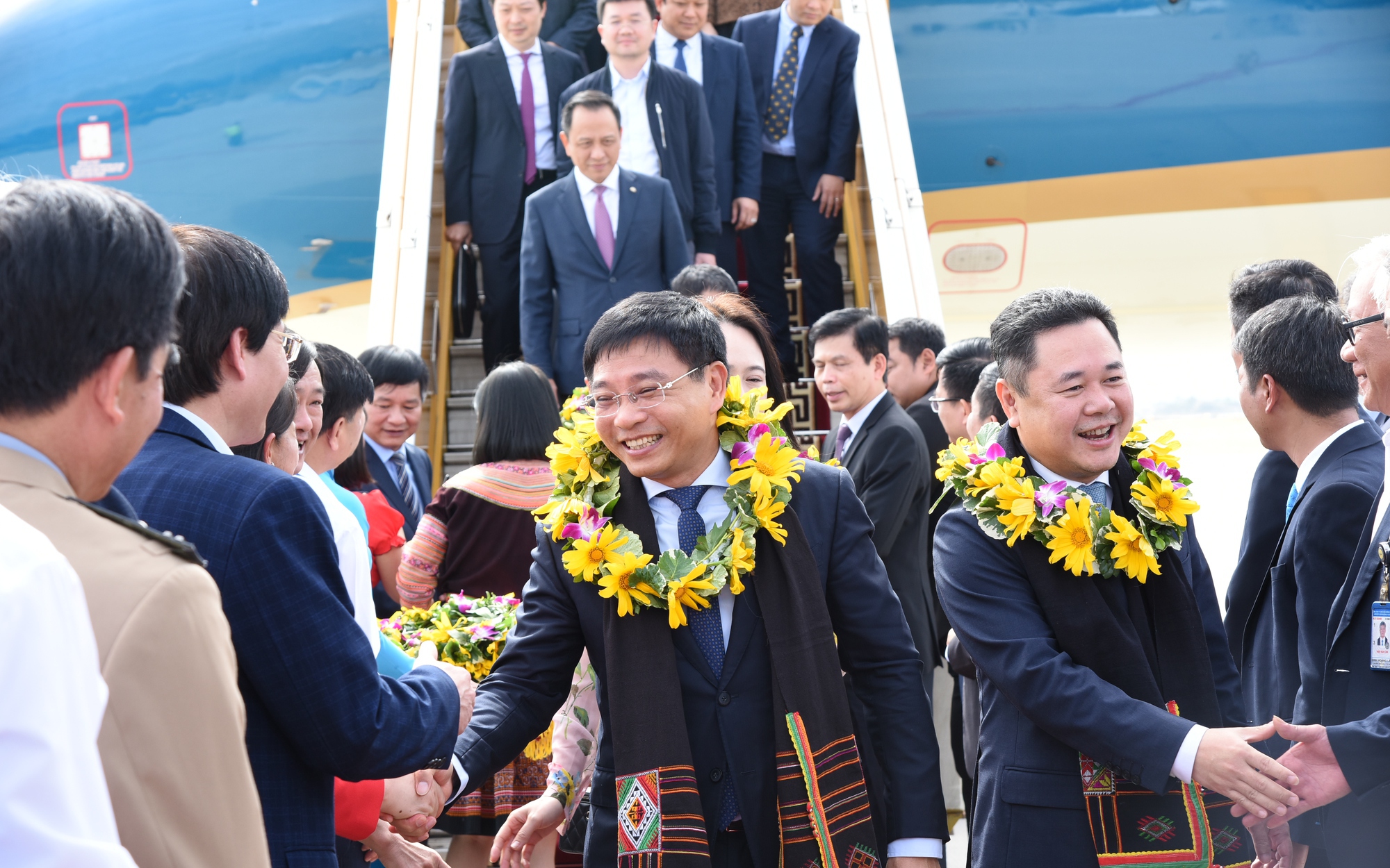 Những hành khách đầu tiên “xông đất” sân bay Điện Biên mới