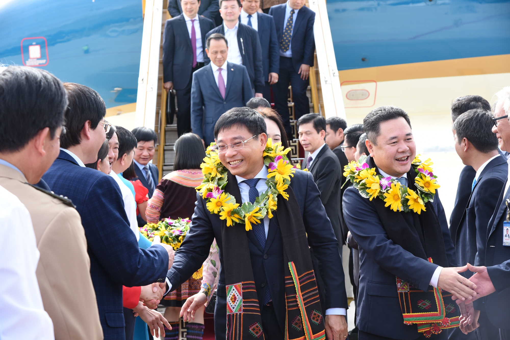 Những h&agrave;nh kh&aacute;ch đầu ti&ecirc;n &ldquo;x&ocirc;ng đất&rdquo; 
s&acirc;n bay Điện Bi&ecirc;n mới- Ảnh 3.