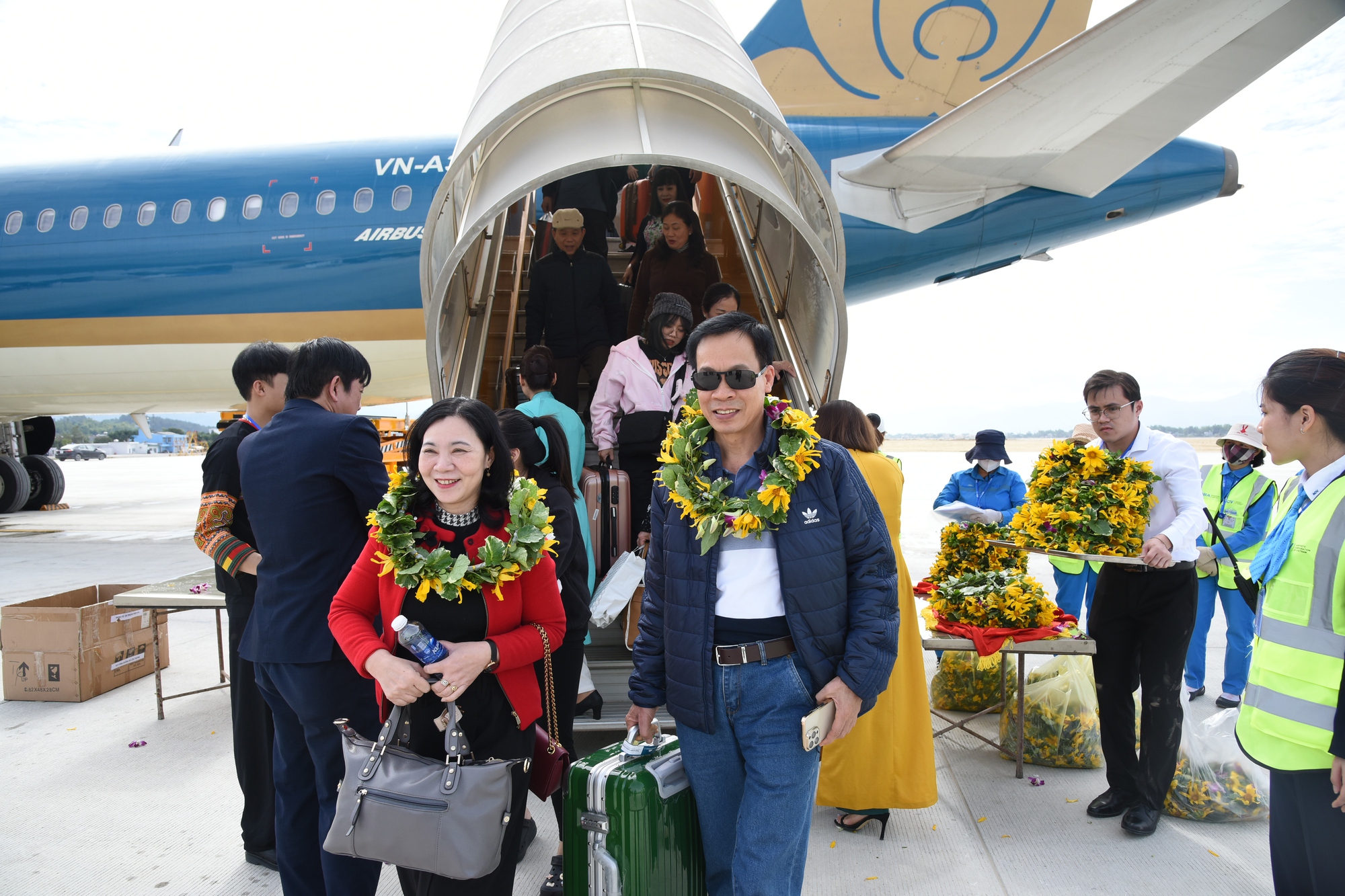 Những h&agrave;nh kh&aacute;ch đầu ti&ecirc;n &ldquo;x&ocirc;ng đất&rdquo; 
s&acirc;n bay Điện Bi&ecirc;n mới- Ảnh 4.