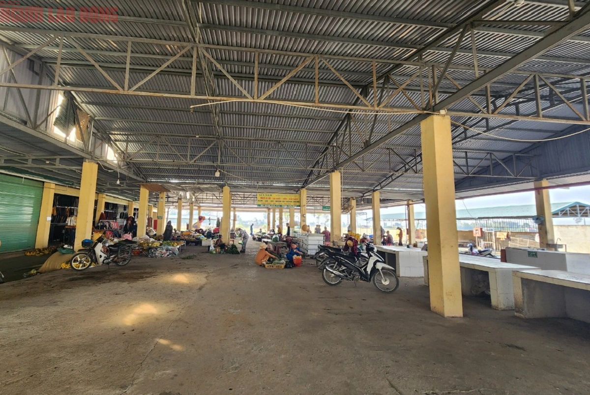Chợ 20 tỉ đồng bỏ không, dân tràn ra đường buôn bán- Ảnh 3.