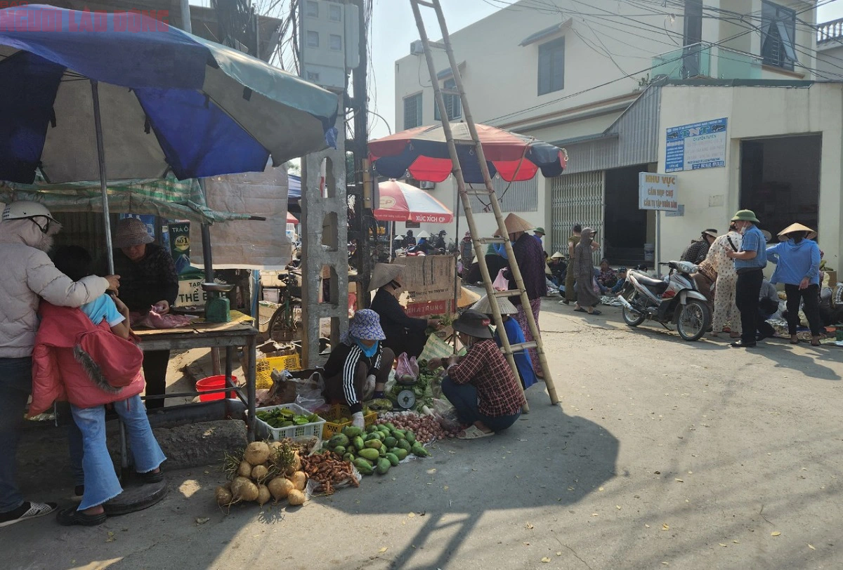 Chợ 20 tỉ đồng bỏ không, dân tràn ra đường buôn bán- Ảnh 4.