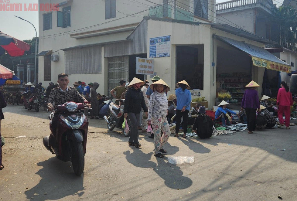 Chợ 20 tỉ đồng bỏ không, dân tràn ra đường buôn bán- Ảnh 5.