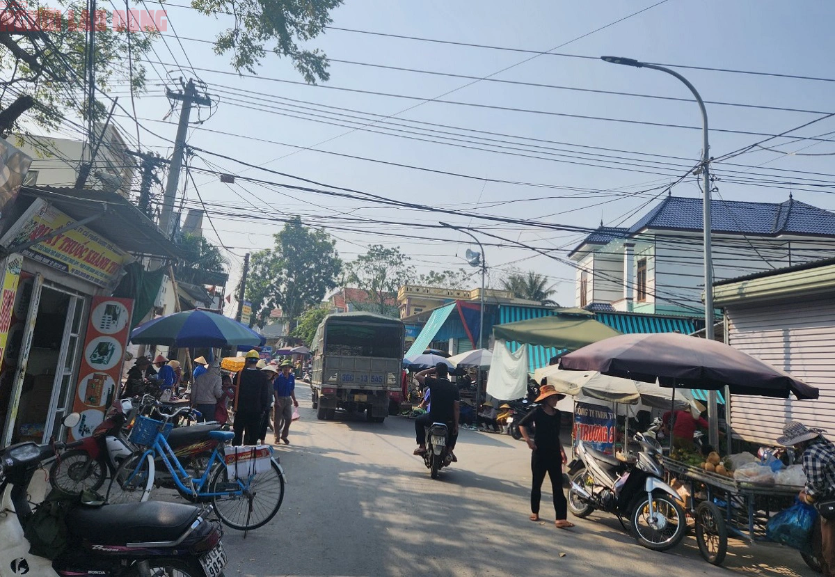 Chợ 20 tỉ đồng bỏ không, dân tràn ra đường buôn bán- Ảnh 6.
