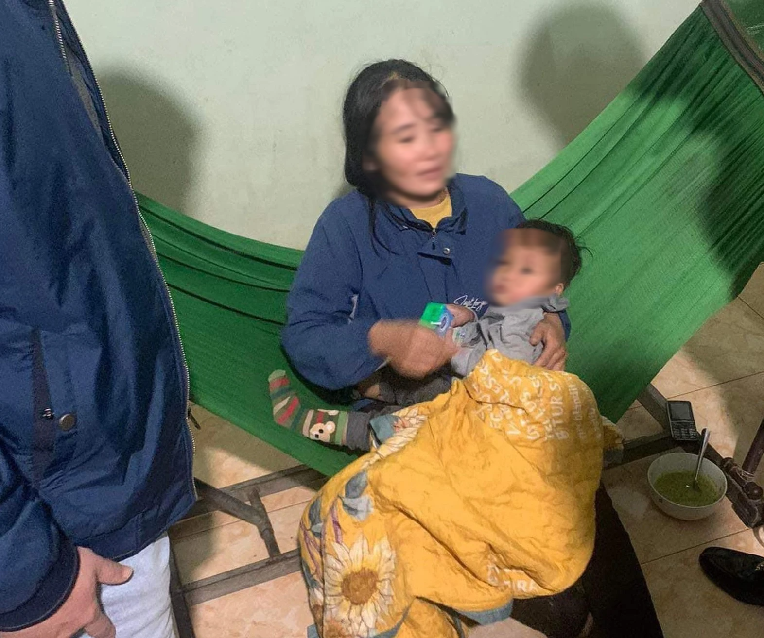 Bé trai 2 tuổi mất tích được tìm thấy ở trong rừng như thế nào?- Ảnh 1.