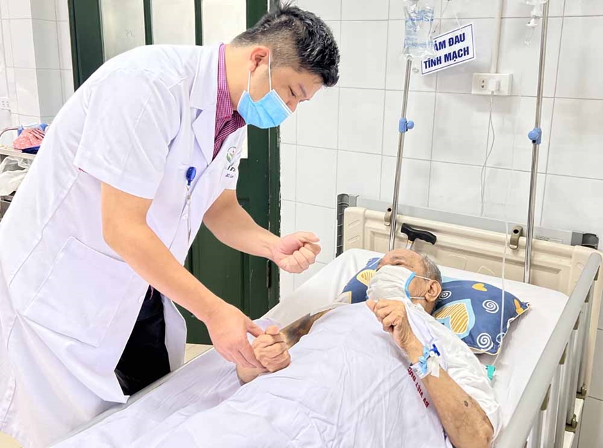 Công đoàn Y tế đề xuất lương khởi điểm bậc 2 với bác sĩ- Ảnh 1.