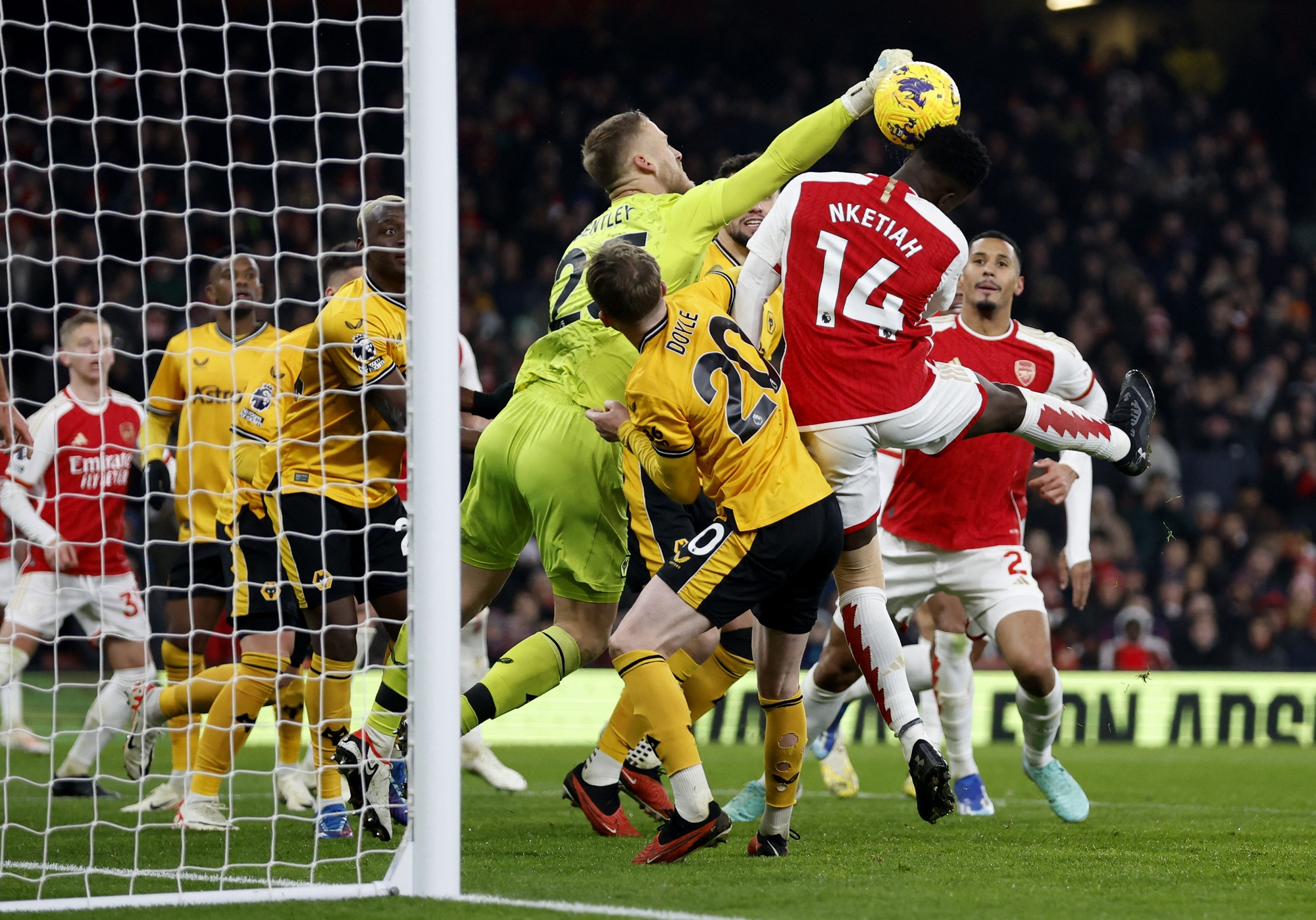 Thắng kh&oacute; Wolverhampton ở Emirates, Arsenal vững ng&ocirc;i đầu Ngoại hạng- Ảnh 4.