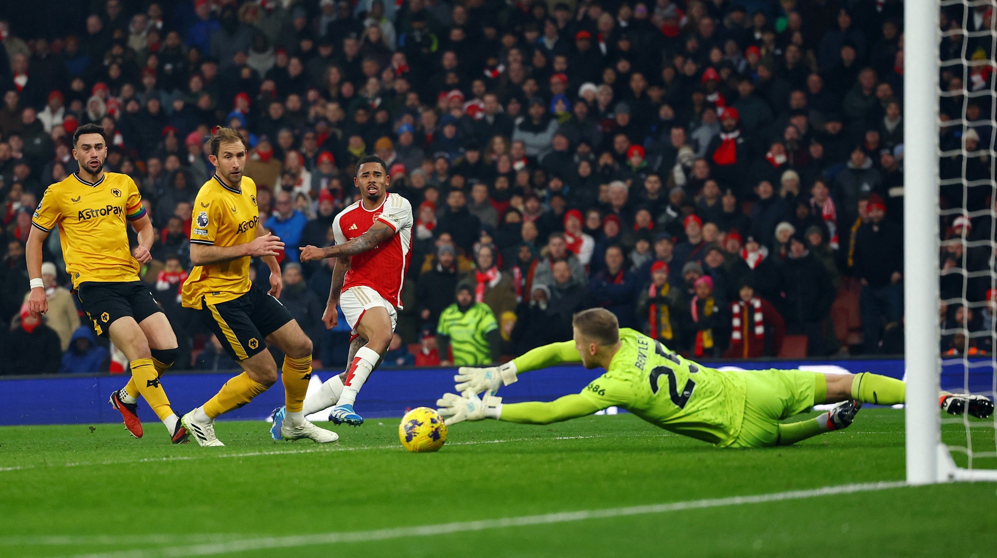Thắng kh&oacute; Wolverhampton ở Emirates, Arsenal vững ng&ocirc;i đầu Ngoại hạng- Ảnh 3.