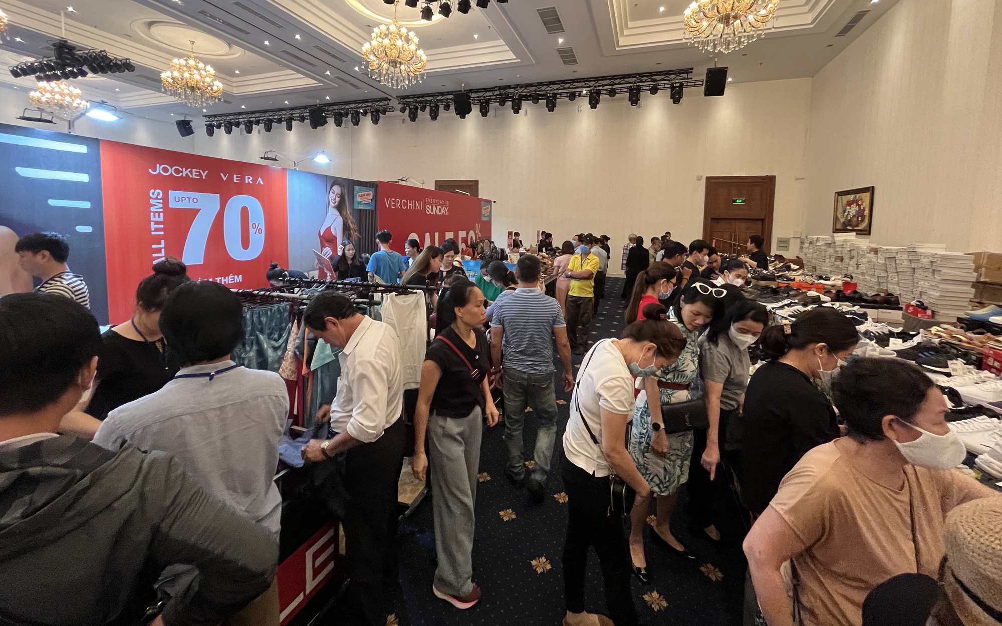 TP HCM: Hàng hiệu lại sắp có đợt giảm giá đến 90%