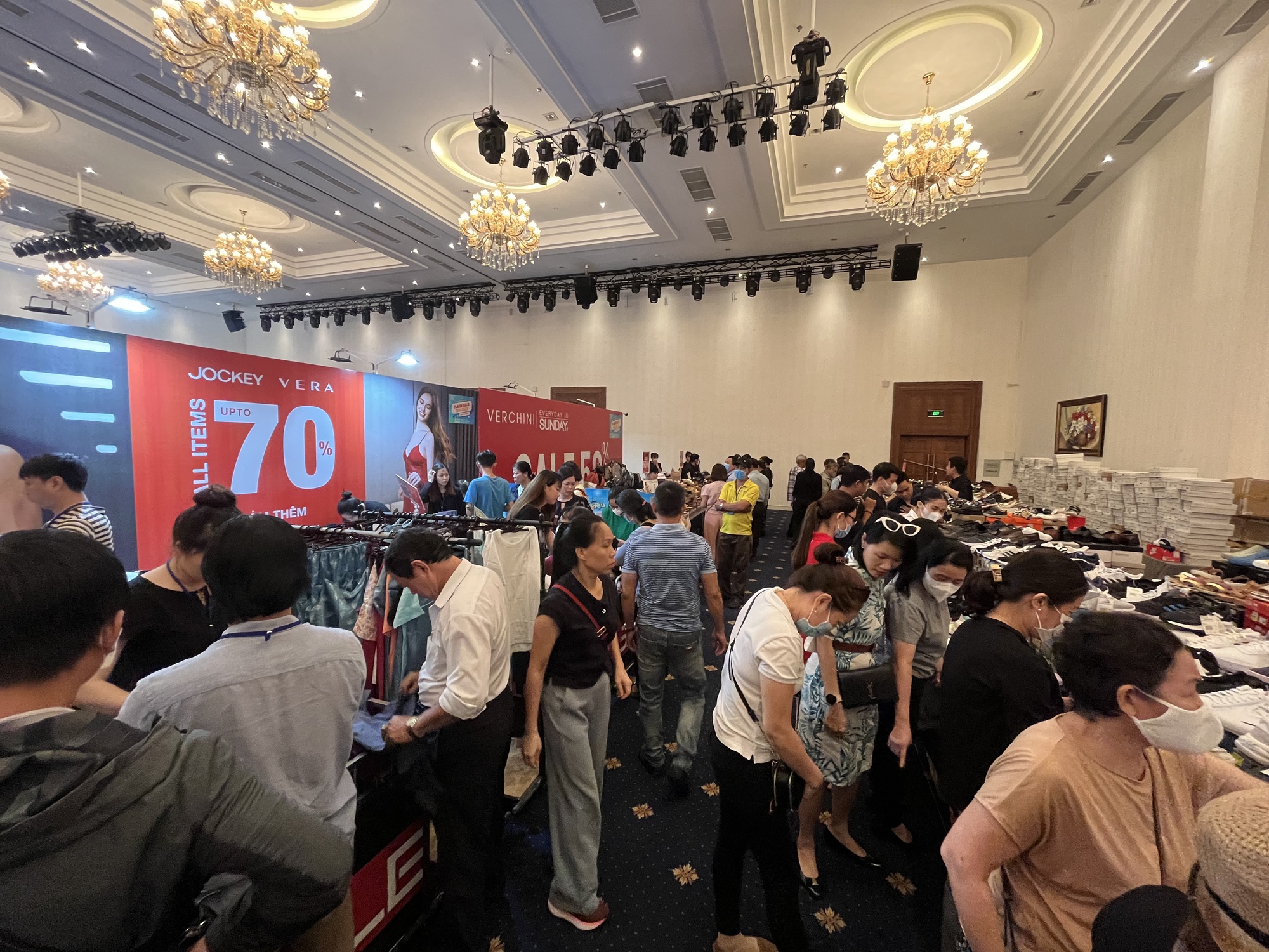 TP HCM: H&agrave;ng hiệu lại sắp c&oacute; đợt giảm gi&aacute; đến 90%- Ảnh 1.