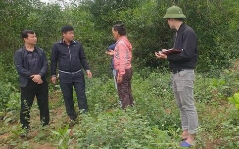 Bé trai 2 tuổi mất tích được tìm thấy ở trong rừng như thế nào?