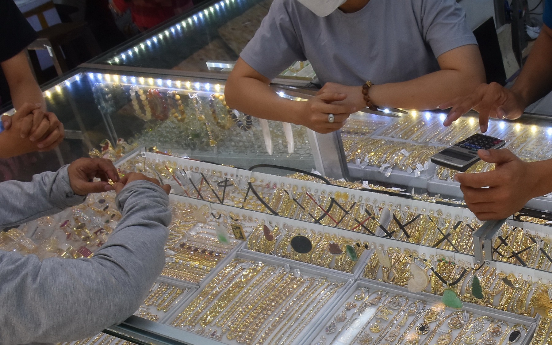 C&acirc;u hỏi n&oacute;ng: Gi&aacute; v&agrave;ng tăng sốc đến bao giờ?