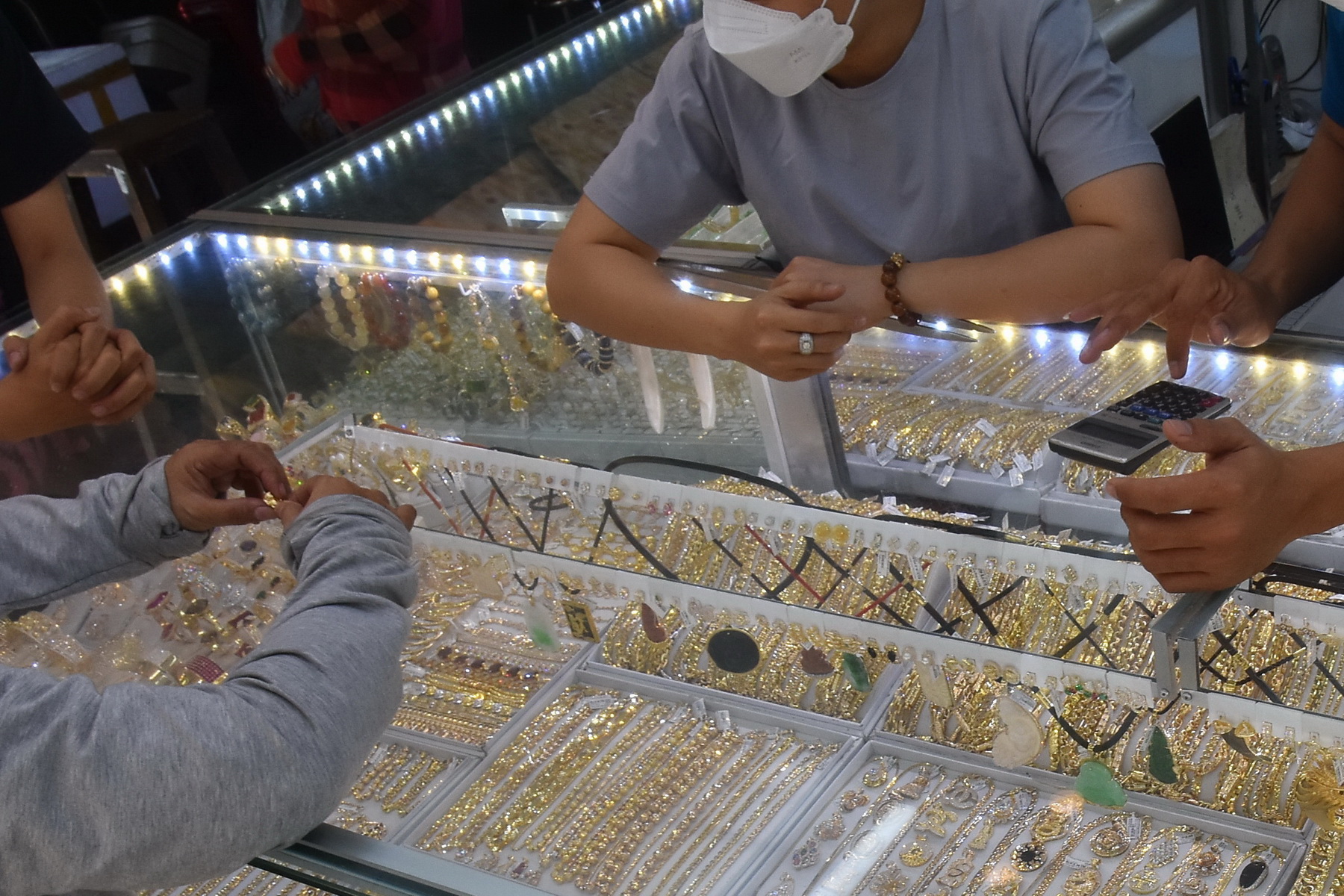 C&acirc;u hỏi n&oacute;ng: Gi&aacute; v&agrave;ng tăng sốc đến bao giờ?- Ảnh 1.