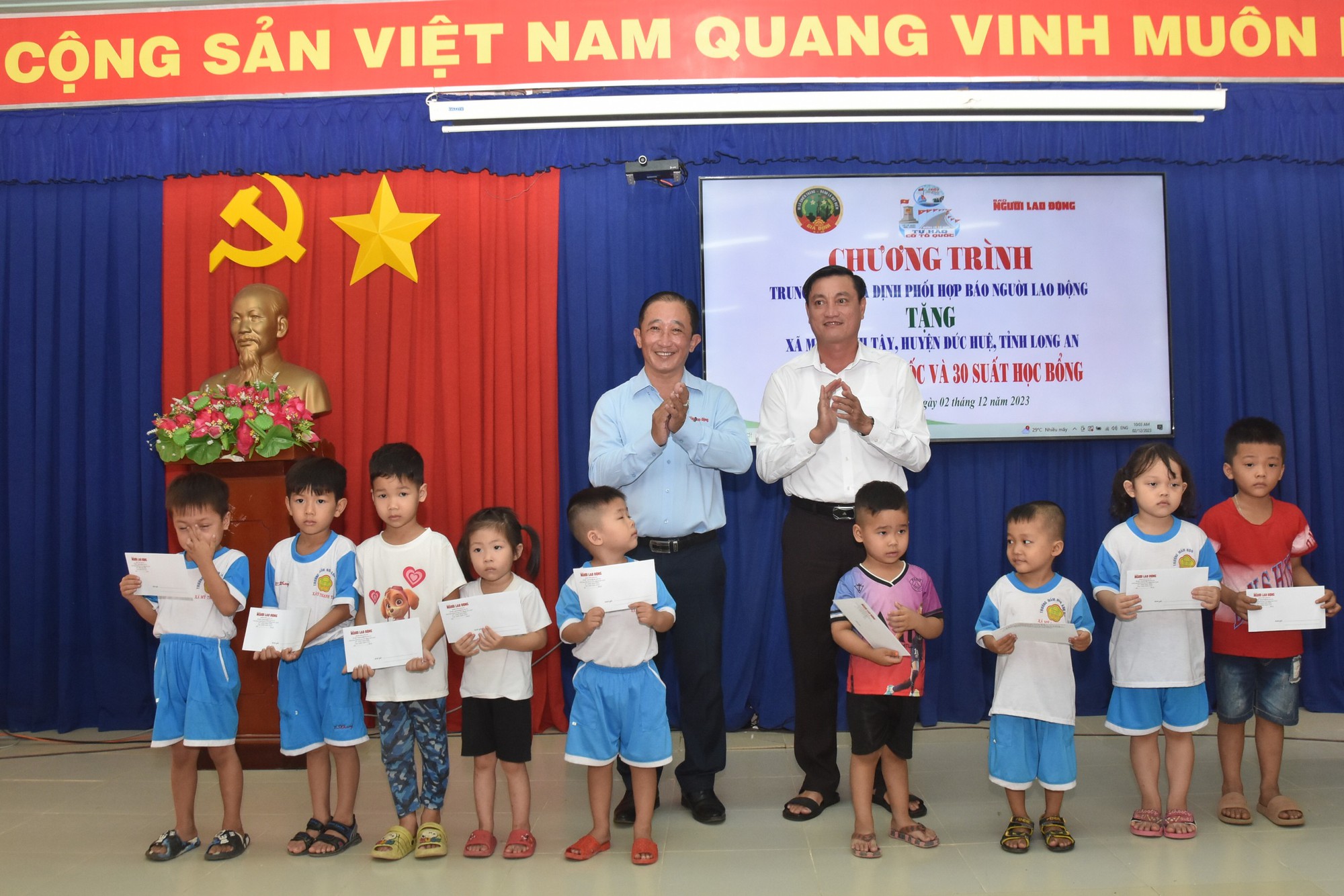 Đường cờ Tổ quốc rực sáng đường tuần tra biên giới Việt Nam – Campuchia- Ảnh 2.