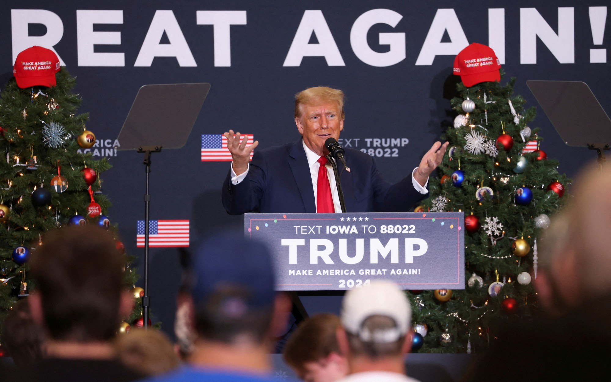 Rắc rối pháp lý của ông Trump lại "chiếm sóng"