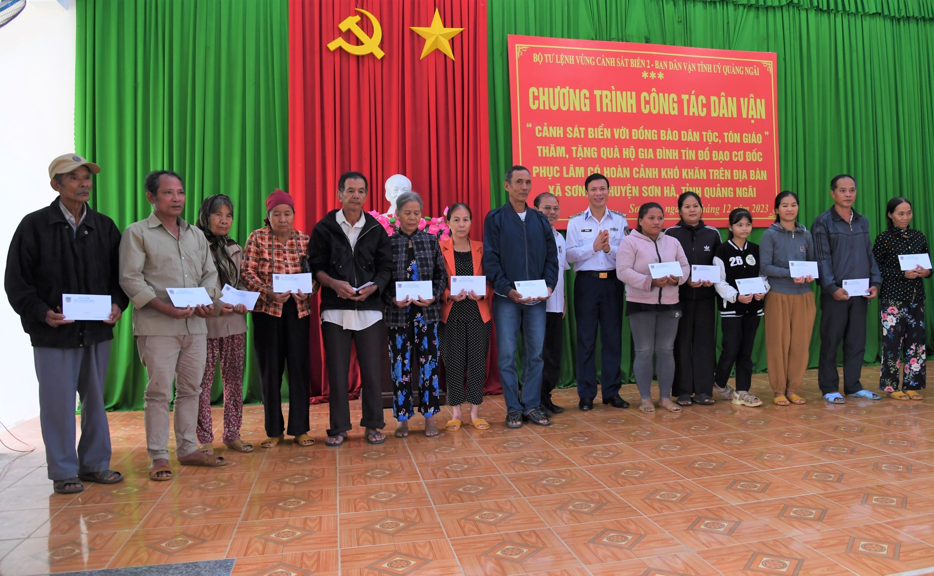 Vùng Cảnh sát biển 2 thăm, tặng quà dịp Giáng Sinh ở Quảng Ngãi- Ảnh 2.