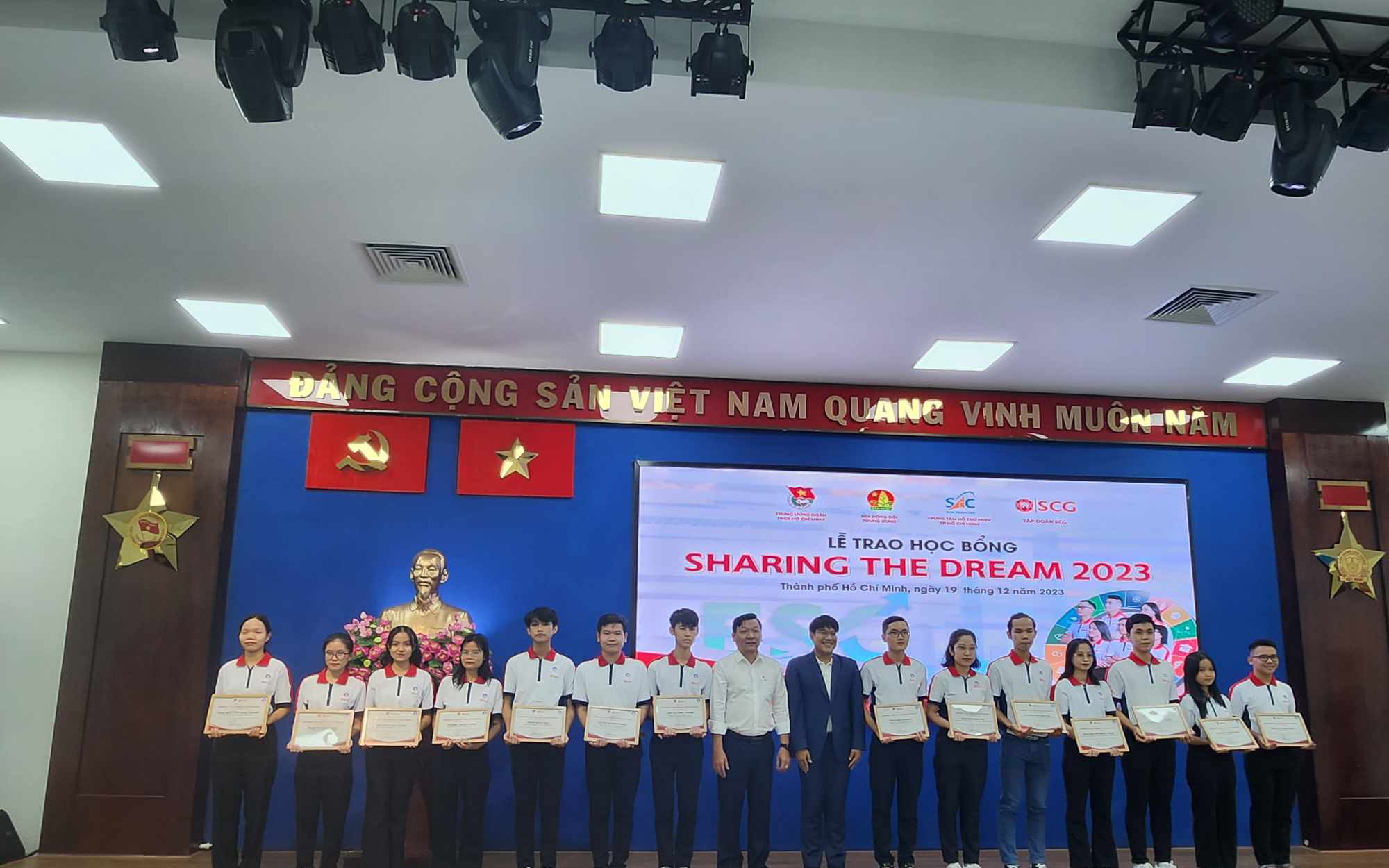 Trao 2,7 tỉ đồng học bổng cho sinh viên khó khăn có điểm trúng tuyển ĐH 26 trở lên