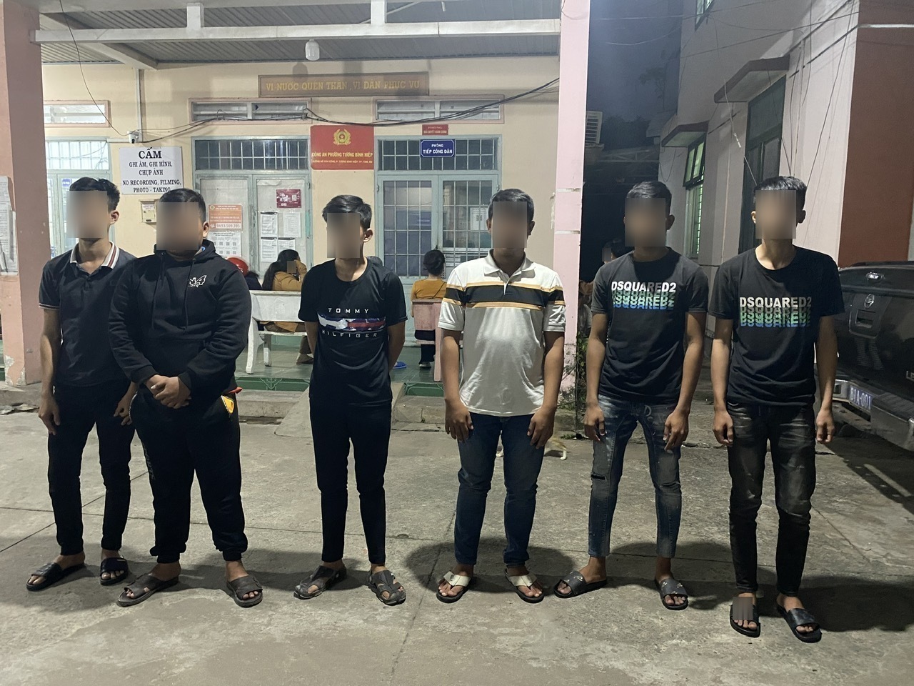 Cha gọi con đến cảnh cáo hàng xóm, nhiều người bị bắt - Ảnh 1.