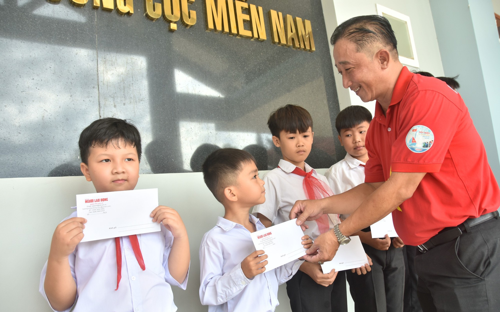 Tiếp sức học sinh v&ugrave;ng bi&ecirc;n giới T&acirc;y Ninh