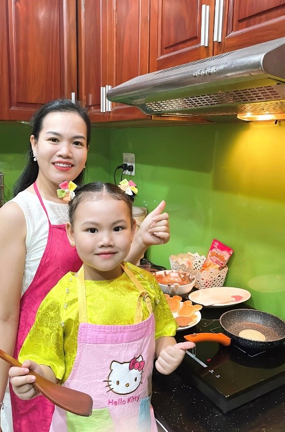 Cùng con vào bếp - gắn kết yêu thương với bột bánh rán pha sẵn Ajinomoto- Ảnh 2.