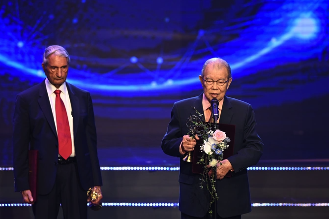 GS V&otilde; T&ograve;ng Xu&acirc;n được vinh danh tại lễ trao Giải thưởng VinFuture 2023 

- Ảnh 2.