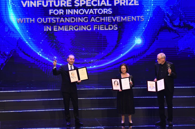 GS V&otilde; T&ograve;ng Xu&acirc;n được vinh danh tại lễ trao Giải thưởng VinFuture 2023 

- Ảnh 3.