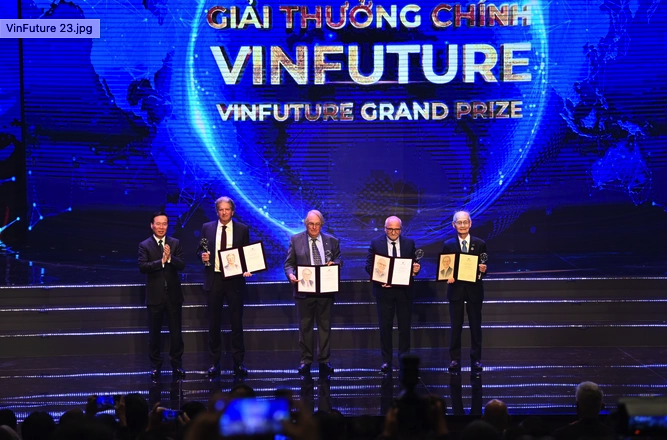 GS V&otilde; T&ograve;ng Xu&acirc;n được vinh danh tại lễ trao Giải thưởng VinFuture 2023 

- Ảnh 1.