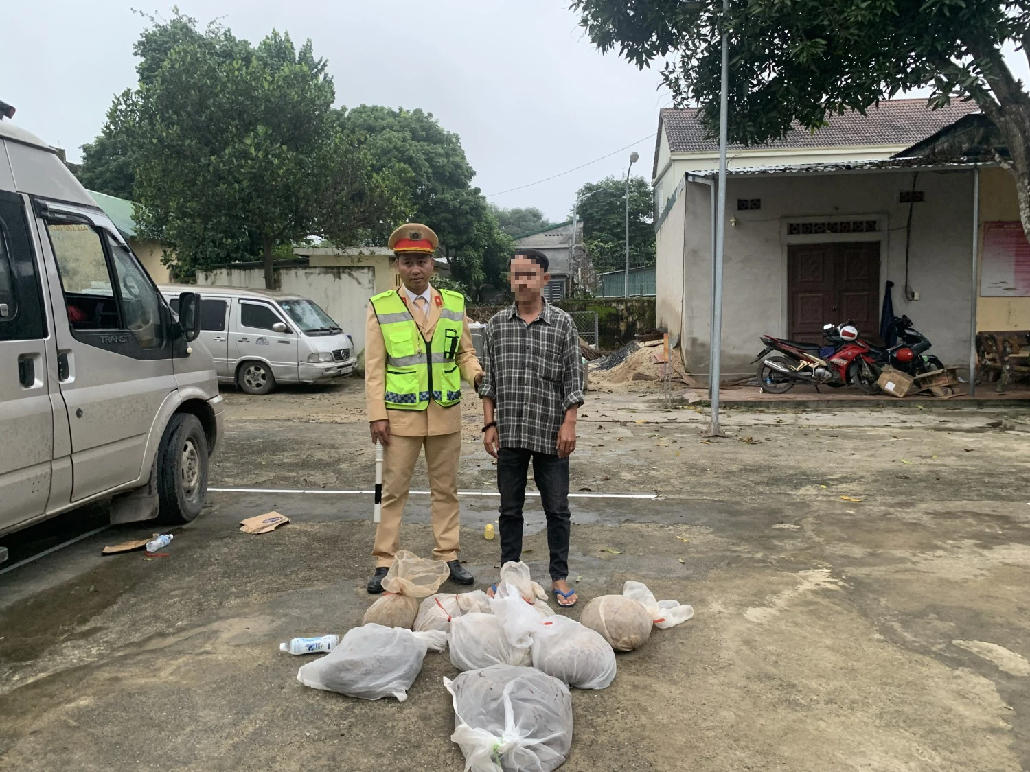Chặn bắt xe khách chở hàng chục cá thể rắn, tê tê- Ảnh 1.
