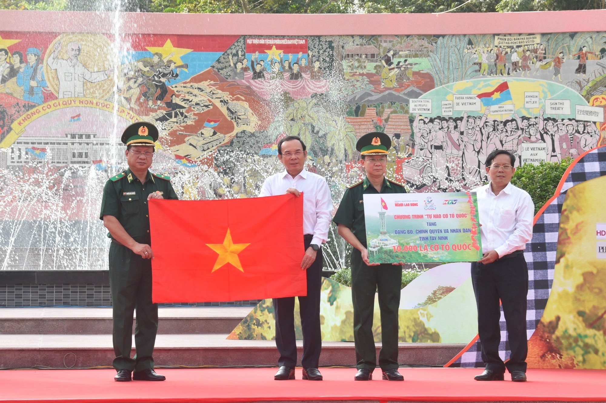 Bí thư Thành ủy TP HCM Nguyễn Văn Nên trao cờ Tổ quốc tại Tây Ninh- Ảnh 1.