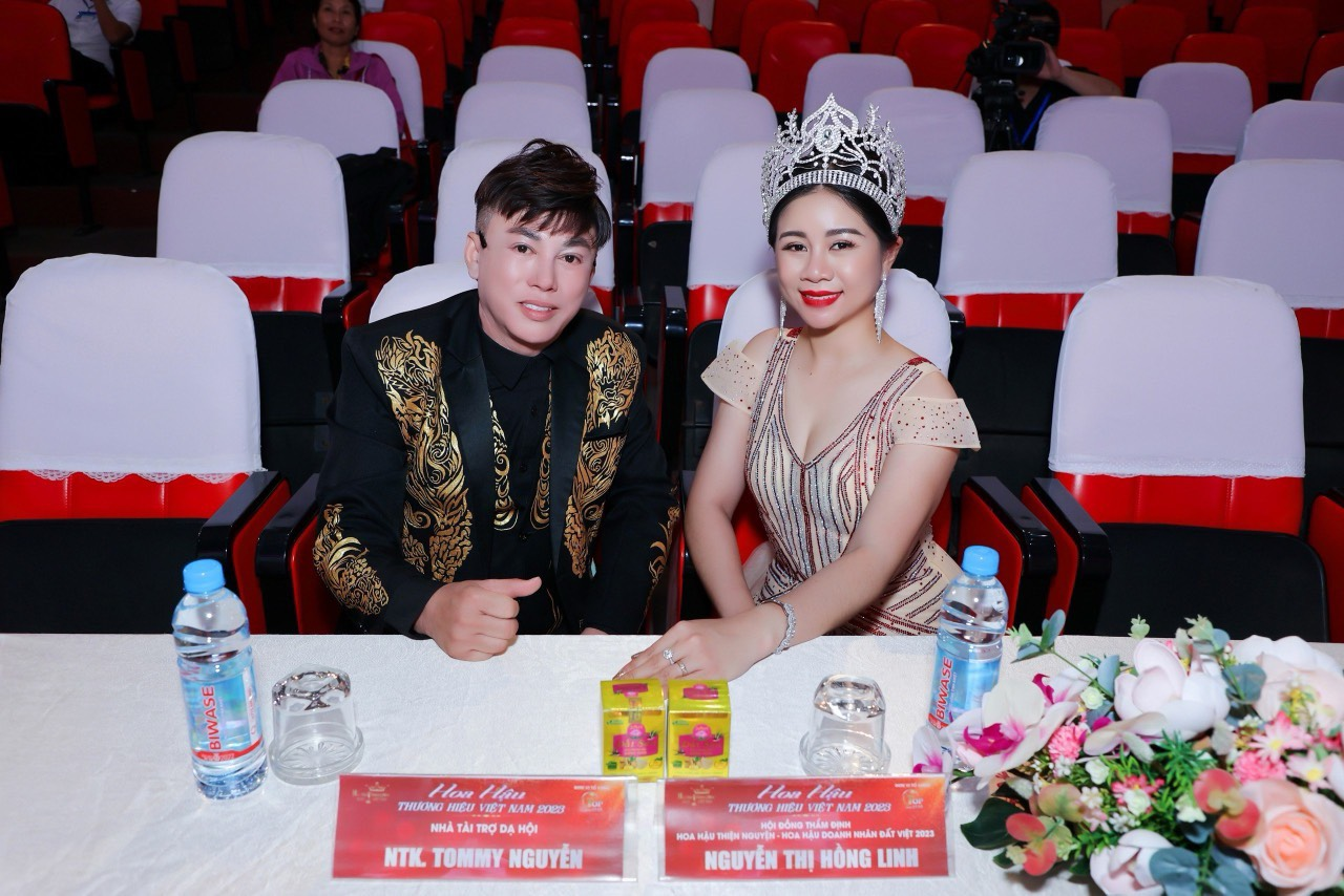 NTK Tommy Nguyễn hội ngộ Hoa hậu Hồng Linh trên "ghế nóng" giám khảo- Ảnh 2.