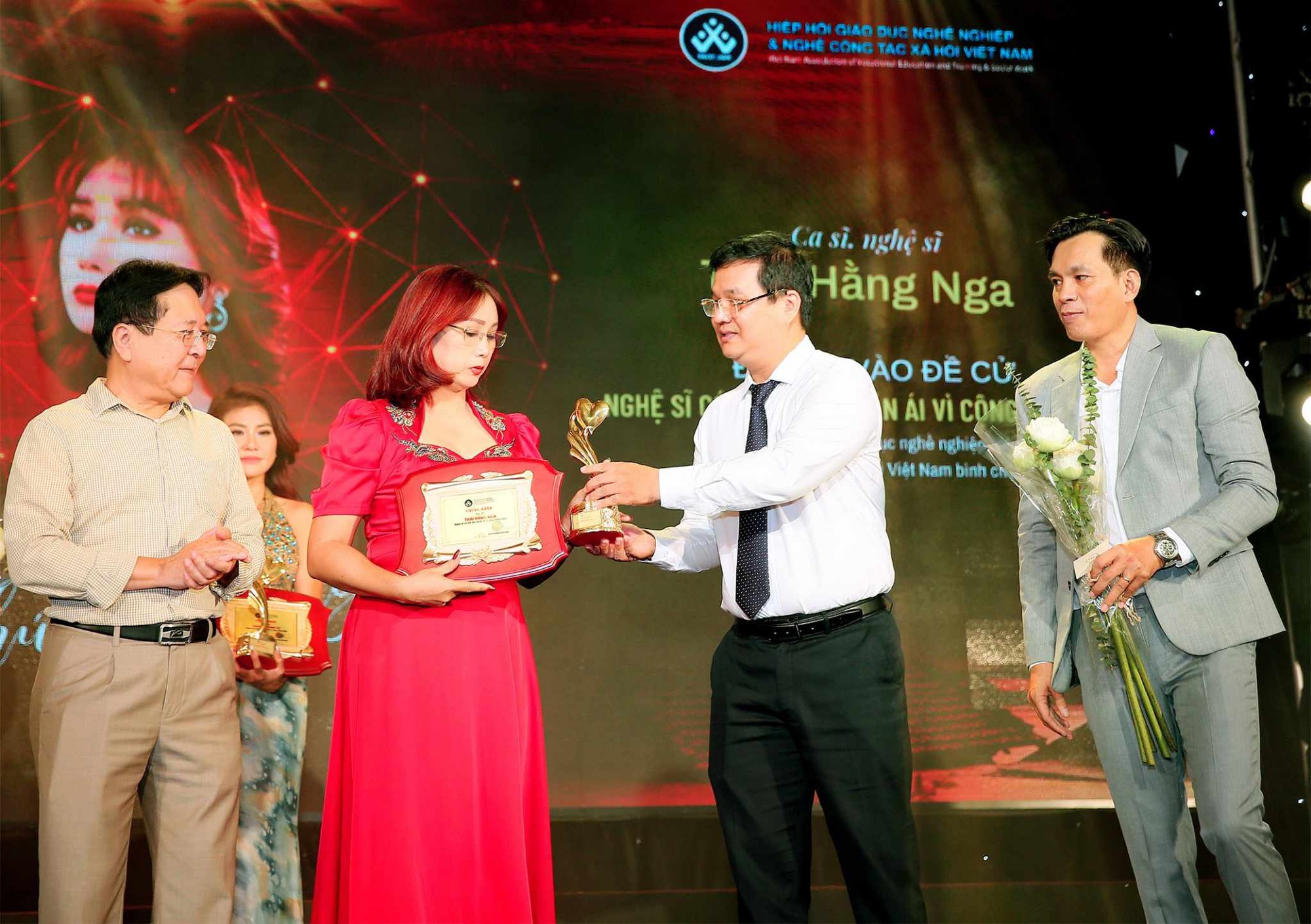 Ca sĩ Thái Hằng Nga xúc động khi nhận vinh danh nghệ sĩ vì cộng đồng - Ảnh 4.