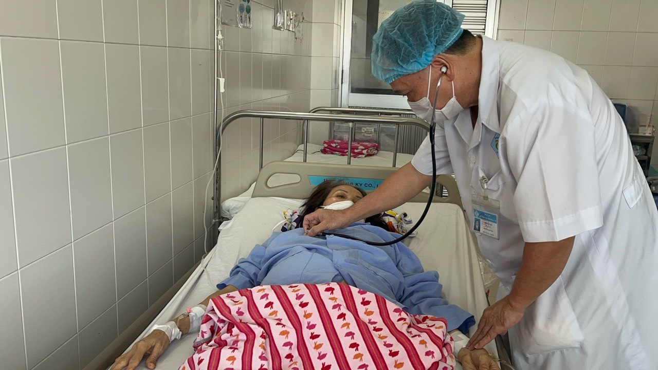 Cần Thơ: Cứu sống bệnh nhân ra huyết âm đạo khoảng 1 tháng- Ảnh 1.