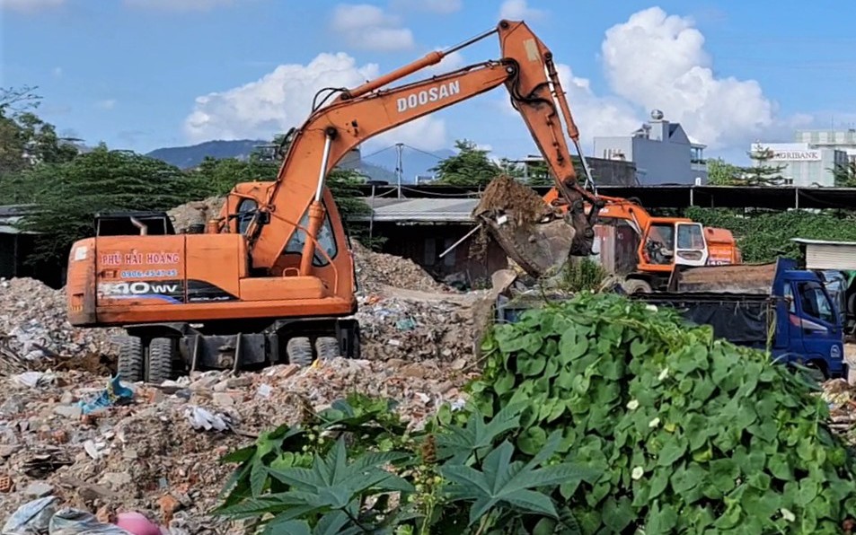 Truy nguồn xe vào đường cấm ở Đà Nẵng, "lòi ra" bãi xà bần không phép tinh vi