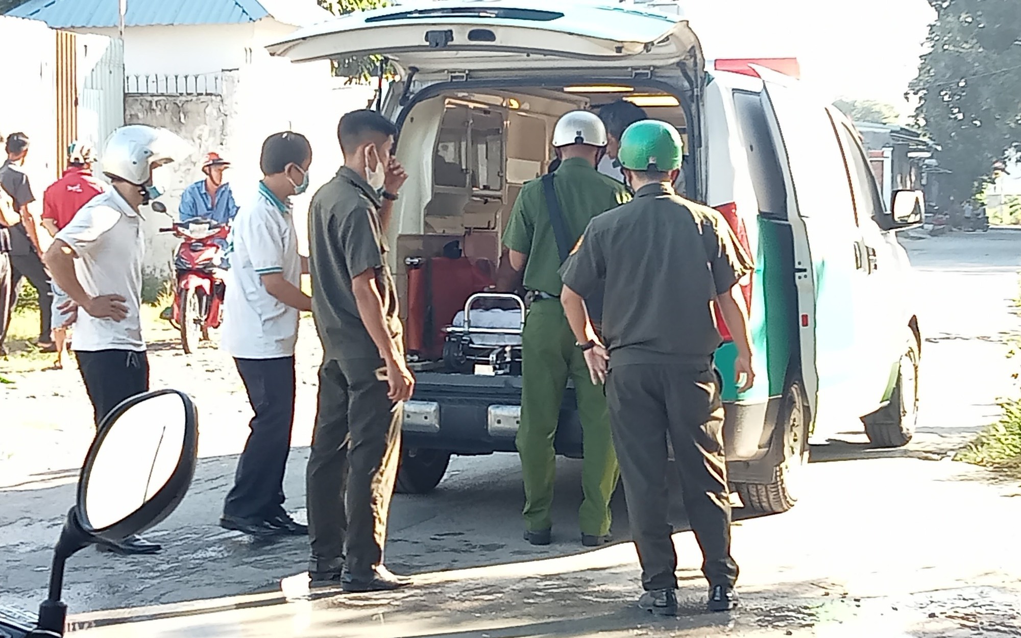 Đưa người bị cháy đen ở Bình Dương đi cấp cứu