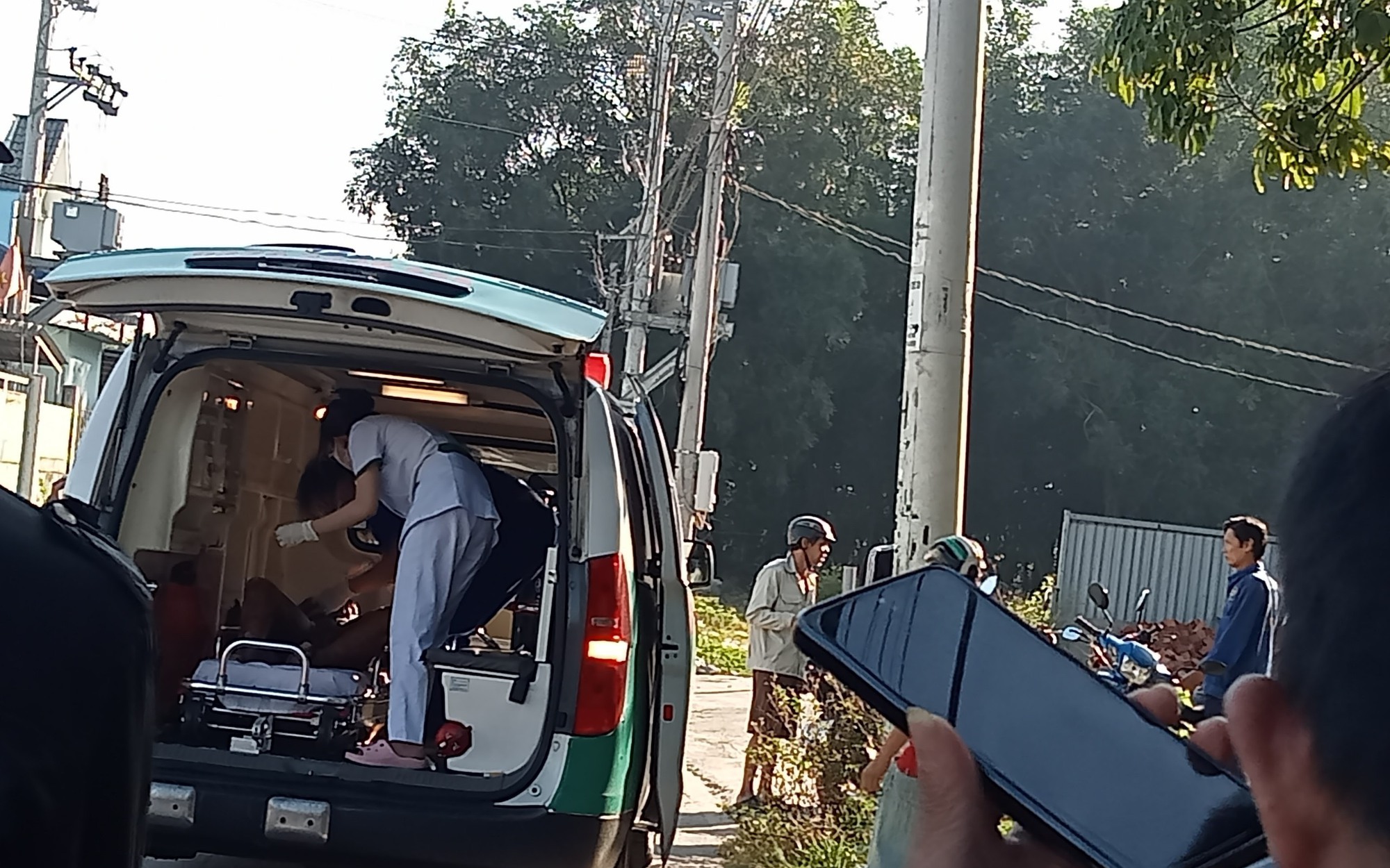 Sau cuộc gọi của con trai, cha vội đi tìm và chứng kiến hình ảnh đau lòng
