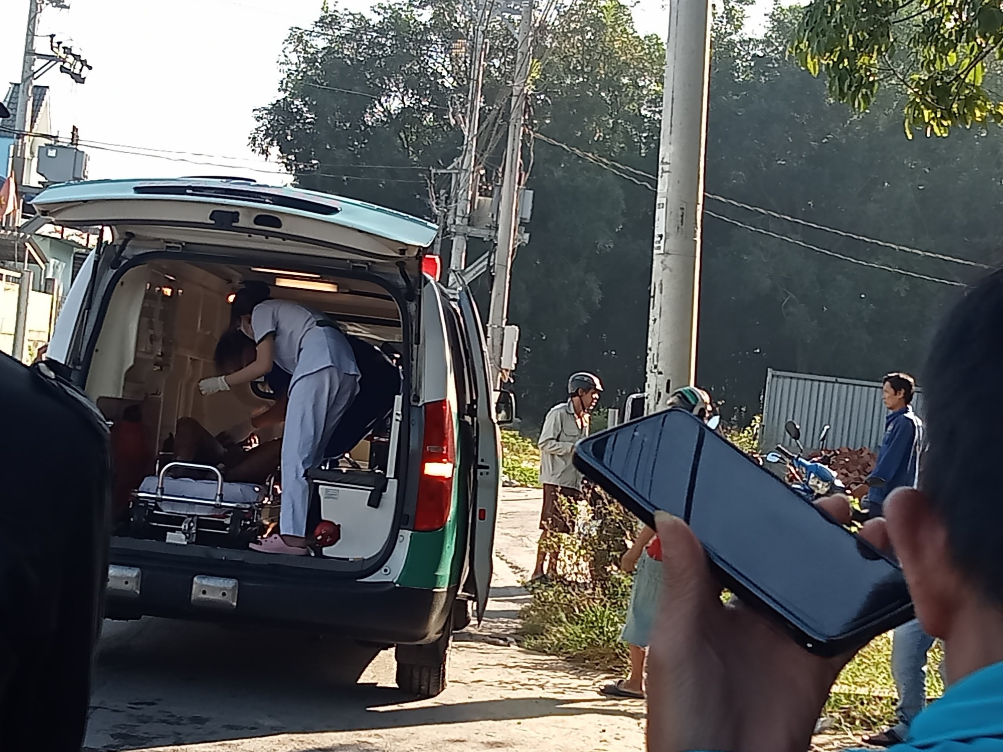 Sau cuộc gọi của con trai, cha vội đi t&igrave;m v&agrave; chứng kiến h&igrave;nh ảnh đau l&ograve;ng- Ảnh 1.