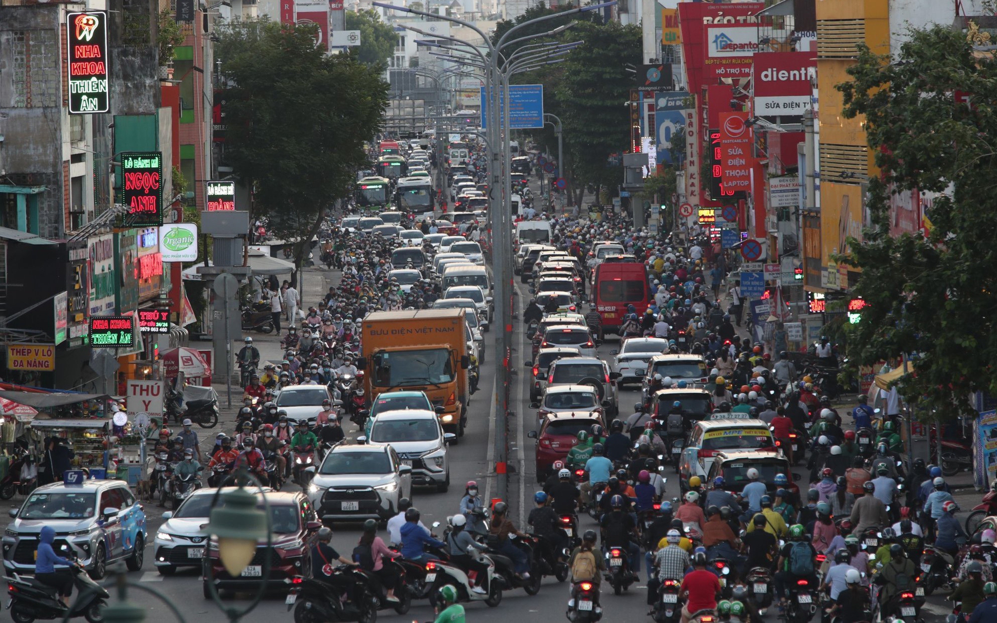 Chặn ô tô biển xanh, hú còi ưu tiên đi ngược chiều: Việc của cảnh sát giao thông!