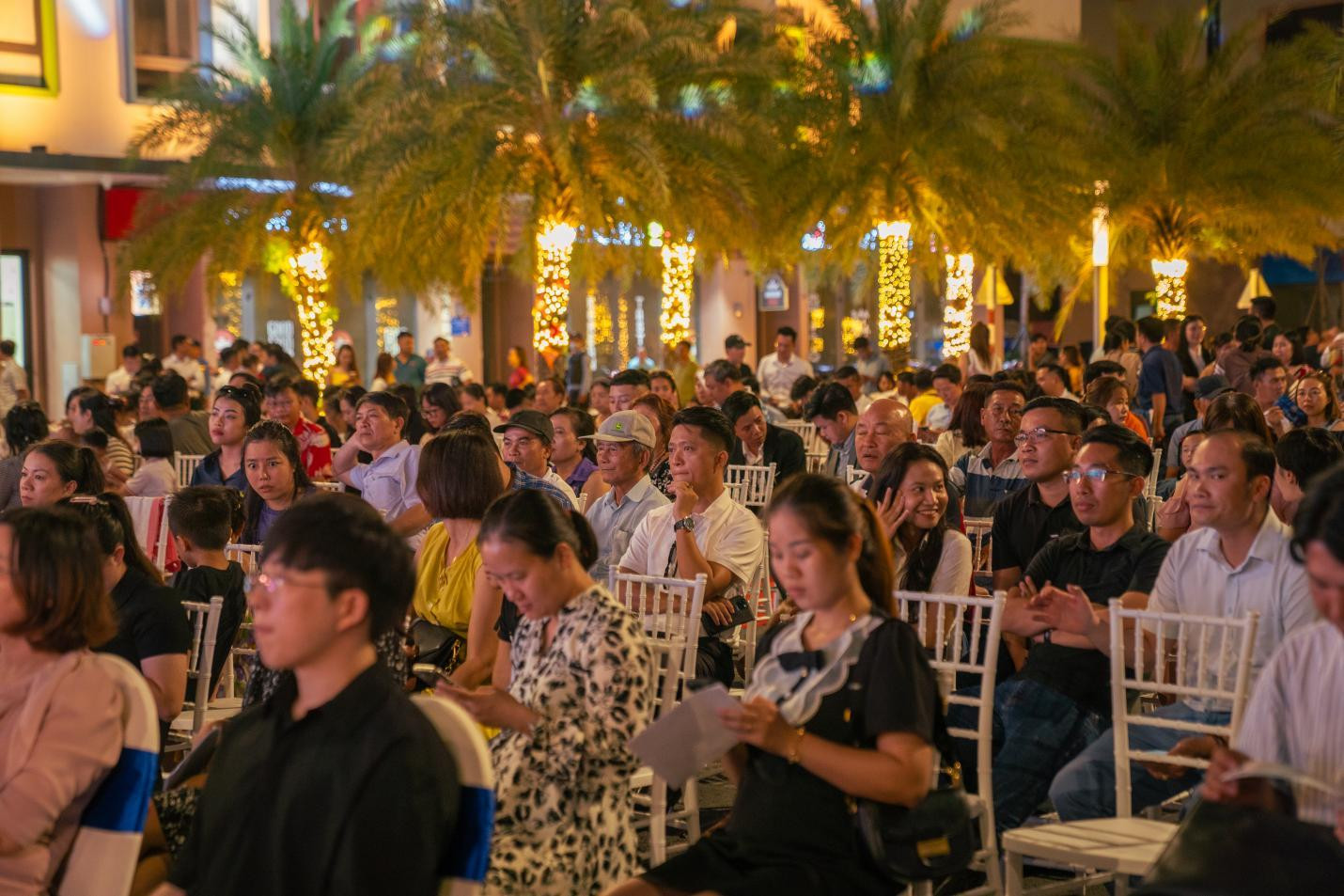 Show tr&igrave;nh diễn nghệ thuật &aacute;nh s&aacute;ng hiện đại bậc nhất Việt Nam tại Ph&uacute; Quốc- Ảnh 1.