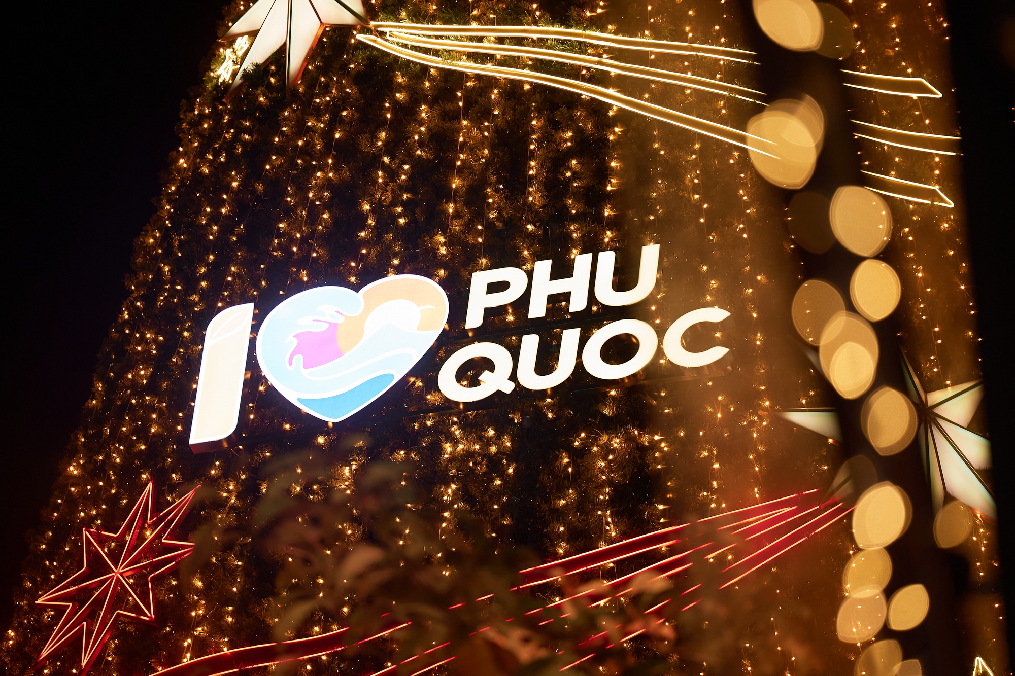 “Lễ thắp sáng Cây thông Ngàn sao” mở màn mùa Giáng sinh tưng bừng nhất từ trước đến nay tại Phú Quốc- Ảnh 4.
