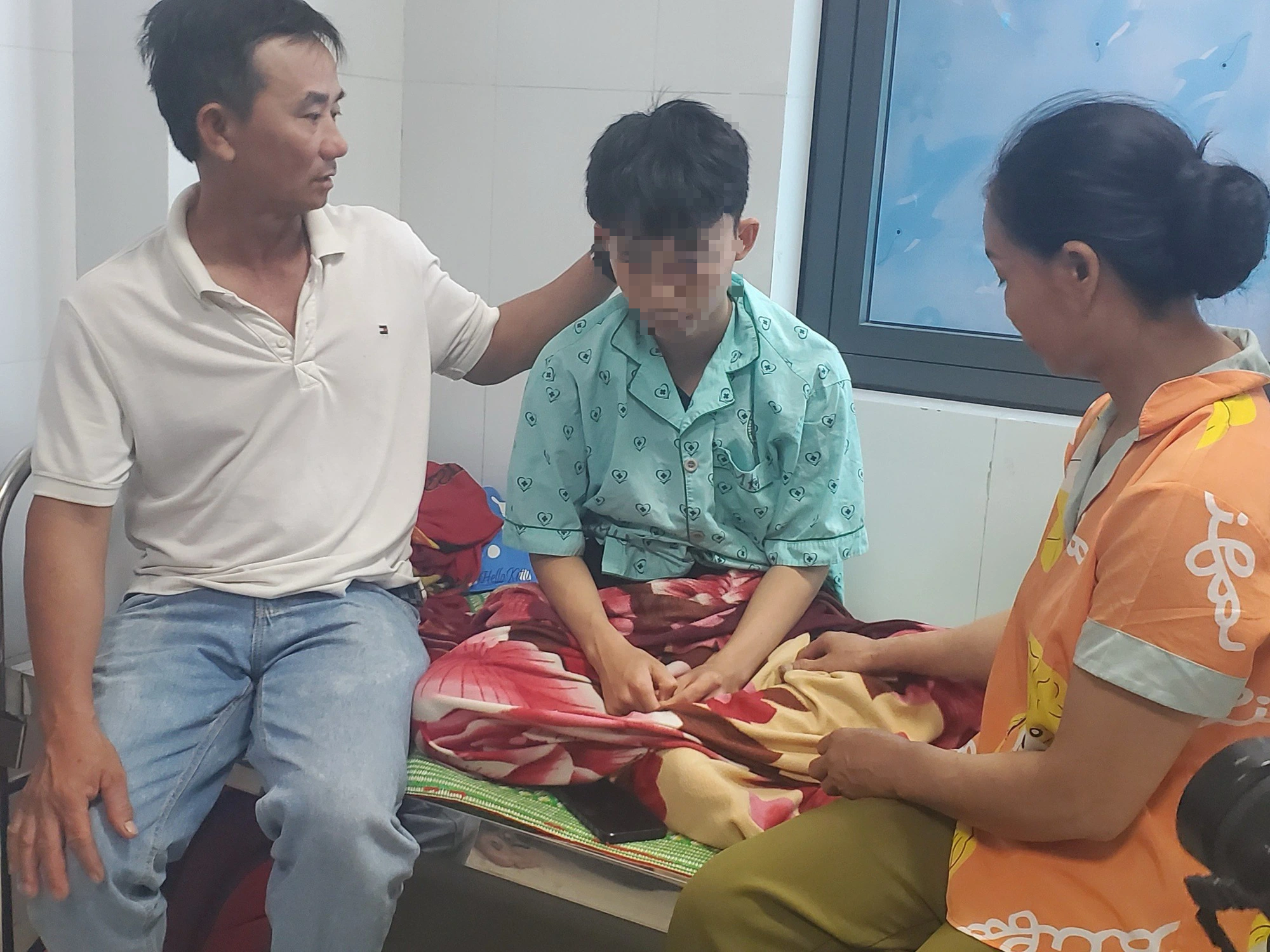 Một học sinh lớp 10 ở Bình Định bị nhóm bạn cùng trường đánh gãy xương mũi- Ảnh 1.