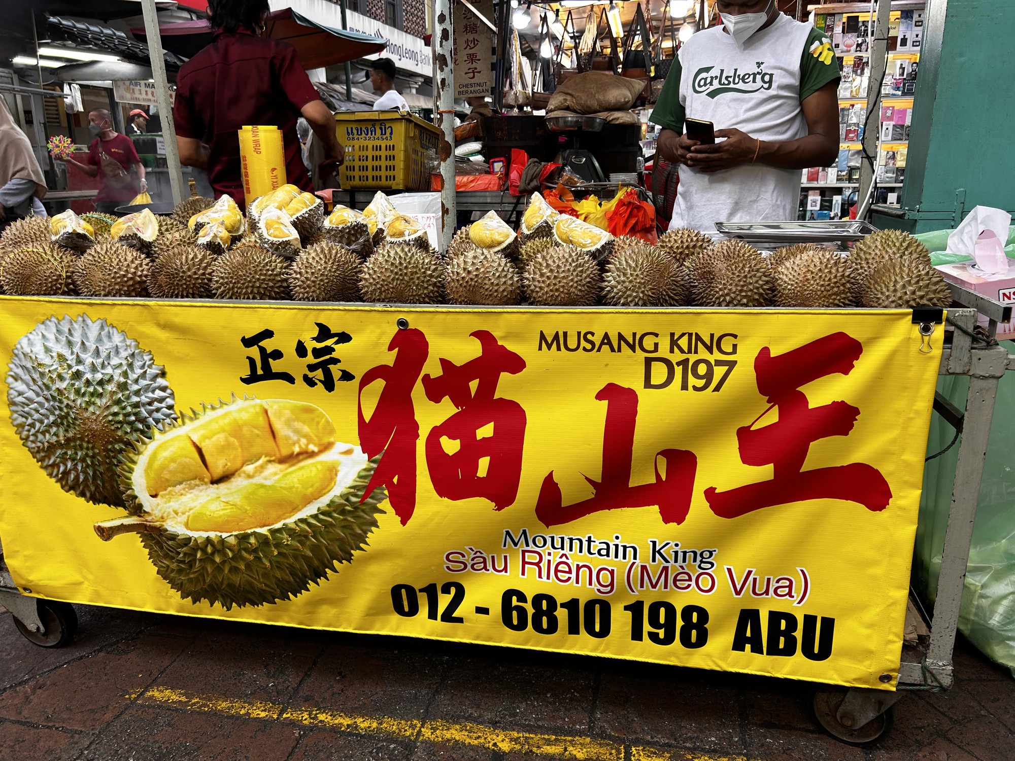 Một quầy b&aacute;n sầu ri&ecirc;ng ở Malaysia c&oacute; cả chữ tiếng Việt
