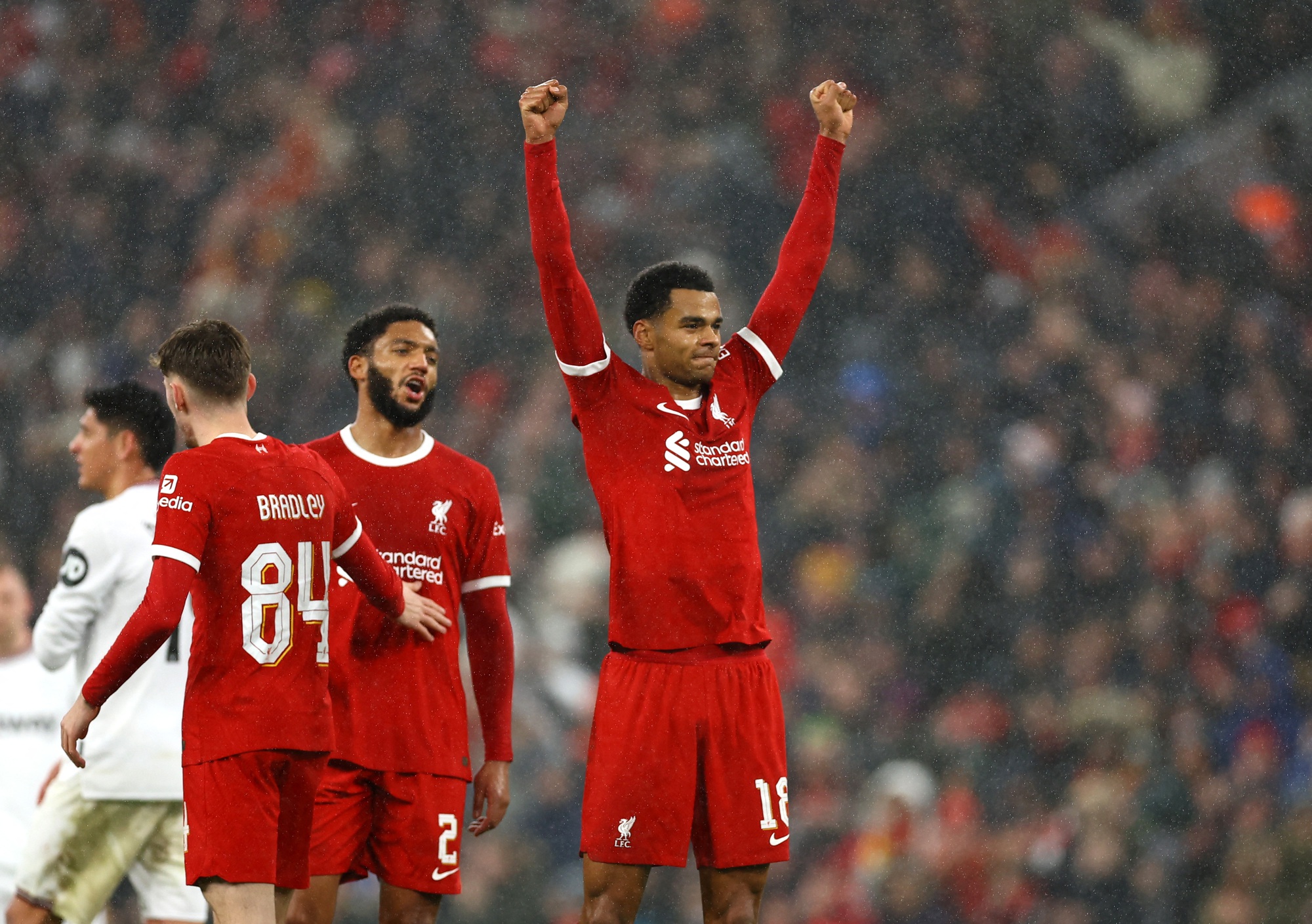 Thắng đậm West Ham, Liverpool đoạt v&eacute; b&aacute;n kết League Cup- Ảnh 5.