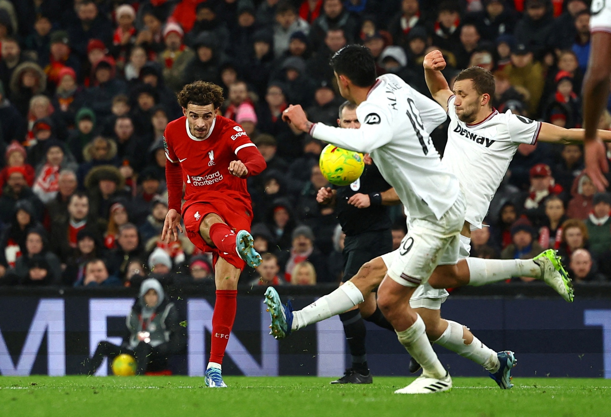 Thắng đậm West Ham, Liverpool đoạt v&eacute; b&aacute;n kết League Cup- Ảnh 3.