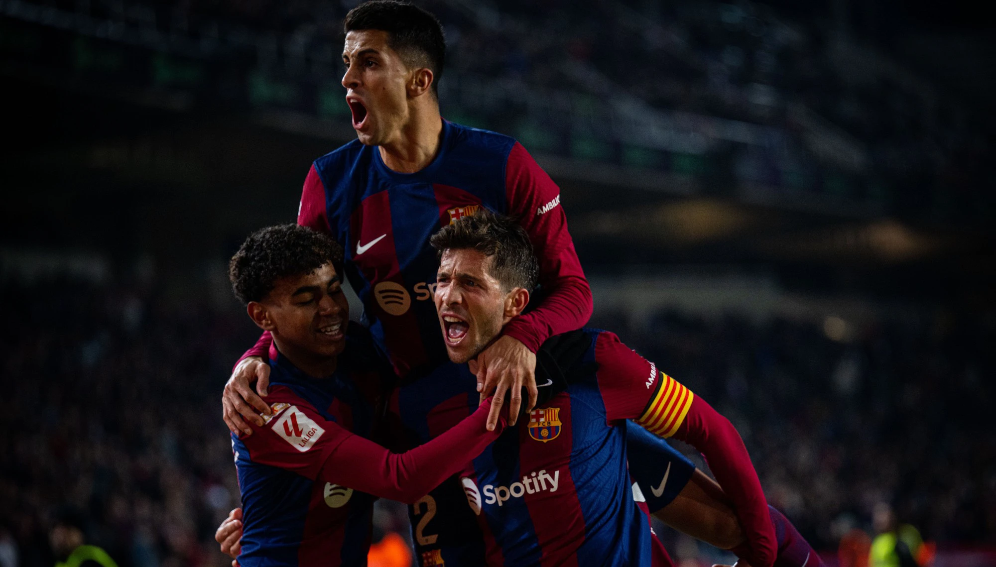Sergi Roberto tỏa sáng, Barcelona nhọc nhằn vượt qua đội cuối bảng
