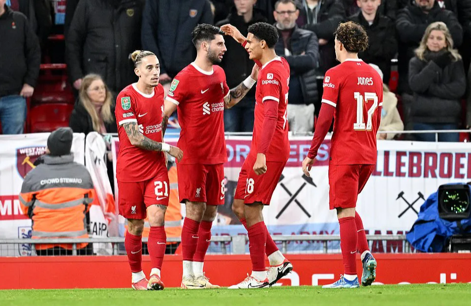 Thắng đậm West Ham, Liverpool đoạt v&eacute; b&aacute;n kết League Cup- Ảnh 1.