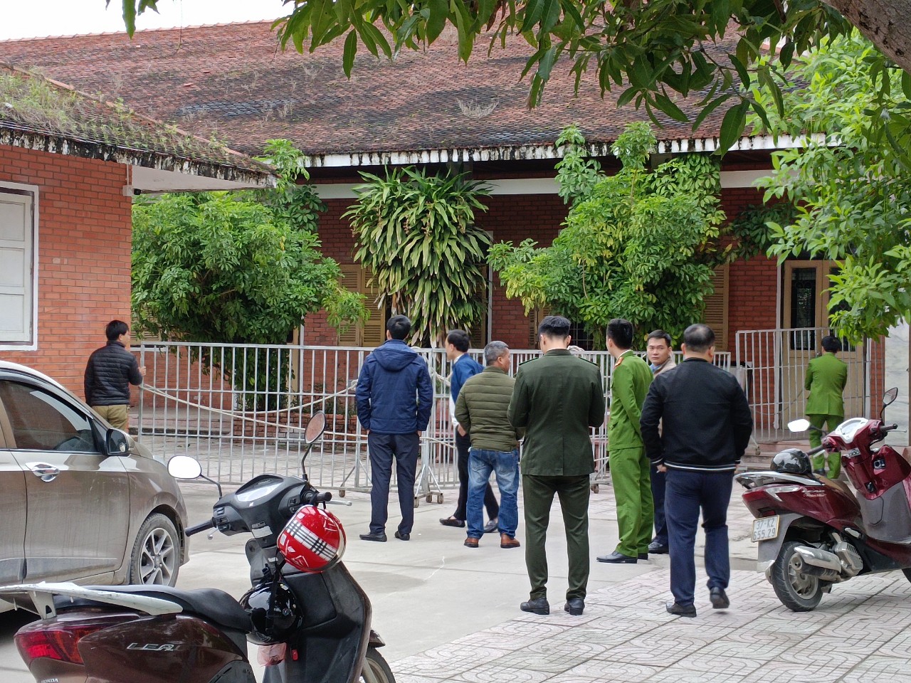 Thông tin mới vụ nhiều học sinh bị thương do trần lớp học sập- Ảnh 3.