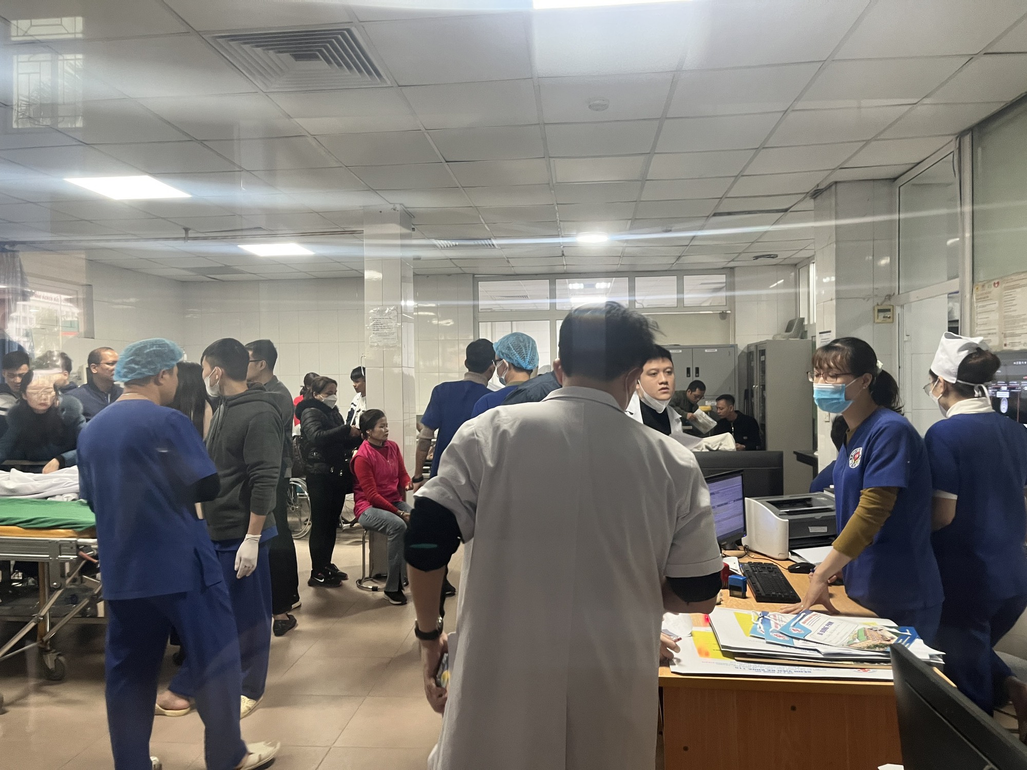 Thông tin mới vụ nhiều học sinh bị thương do trần lớp học sập- Ảnh 1.