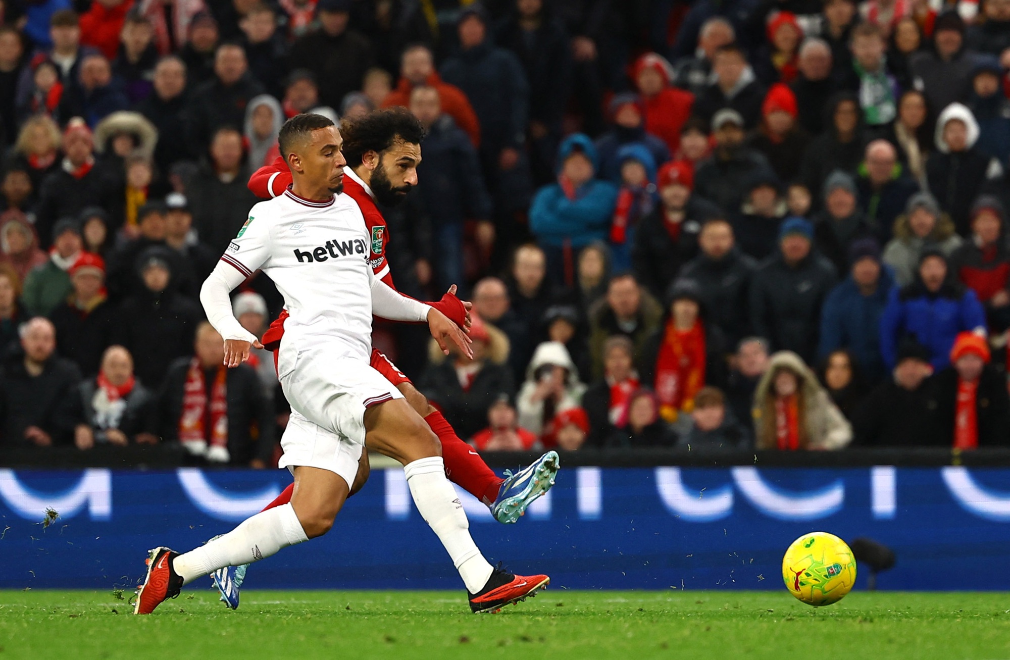 Thắng đậm West Ham, Liverpool đoạt v&eacute; b&aacute;n kết League Cup- Ảnh 4.