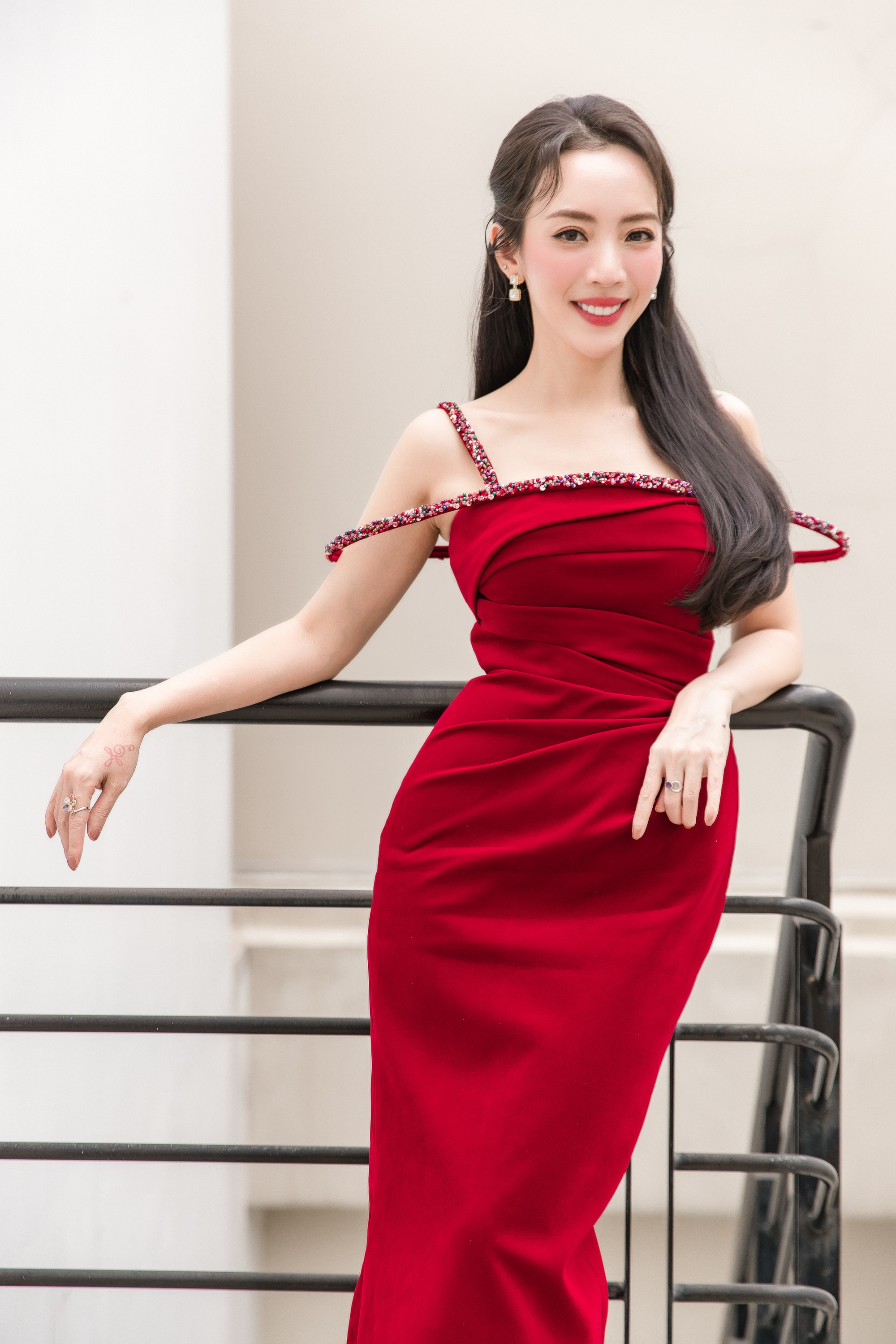 Thu Trang đỏ rực, yêu kiều bên Tiến Luật- Ảnh 2.