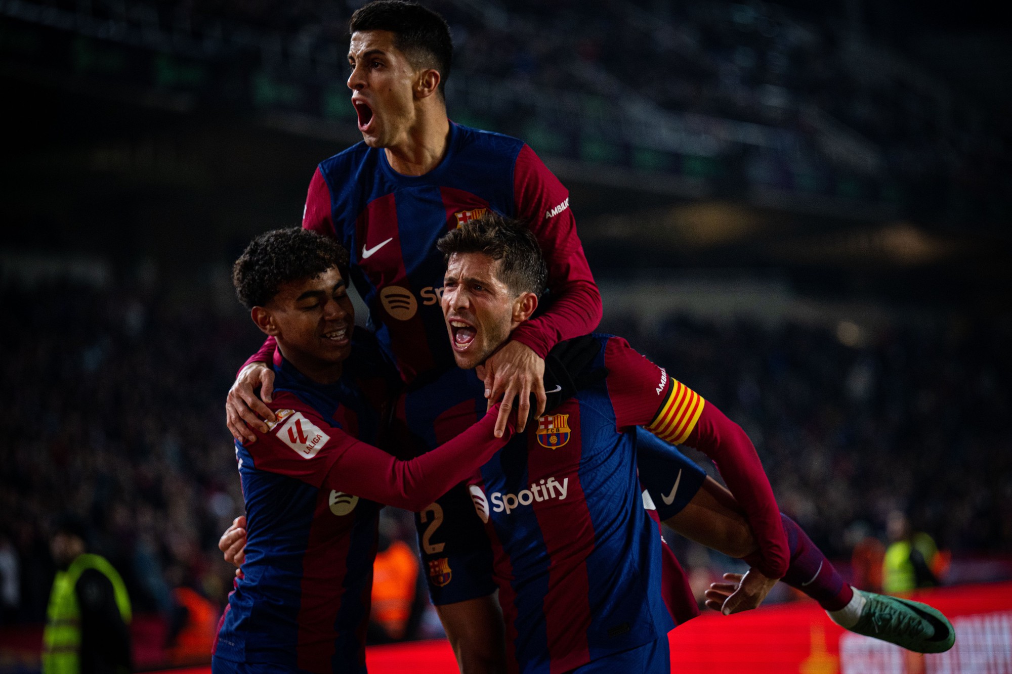 Sergi Roberto tỏa sáng, Barcelona nhọc nhằn vượt qua đội cuối bảng- Ảnh 4.