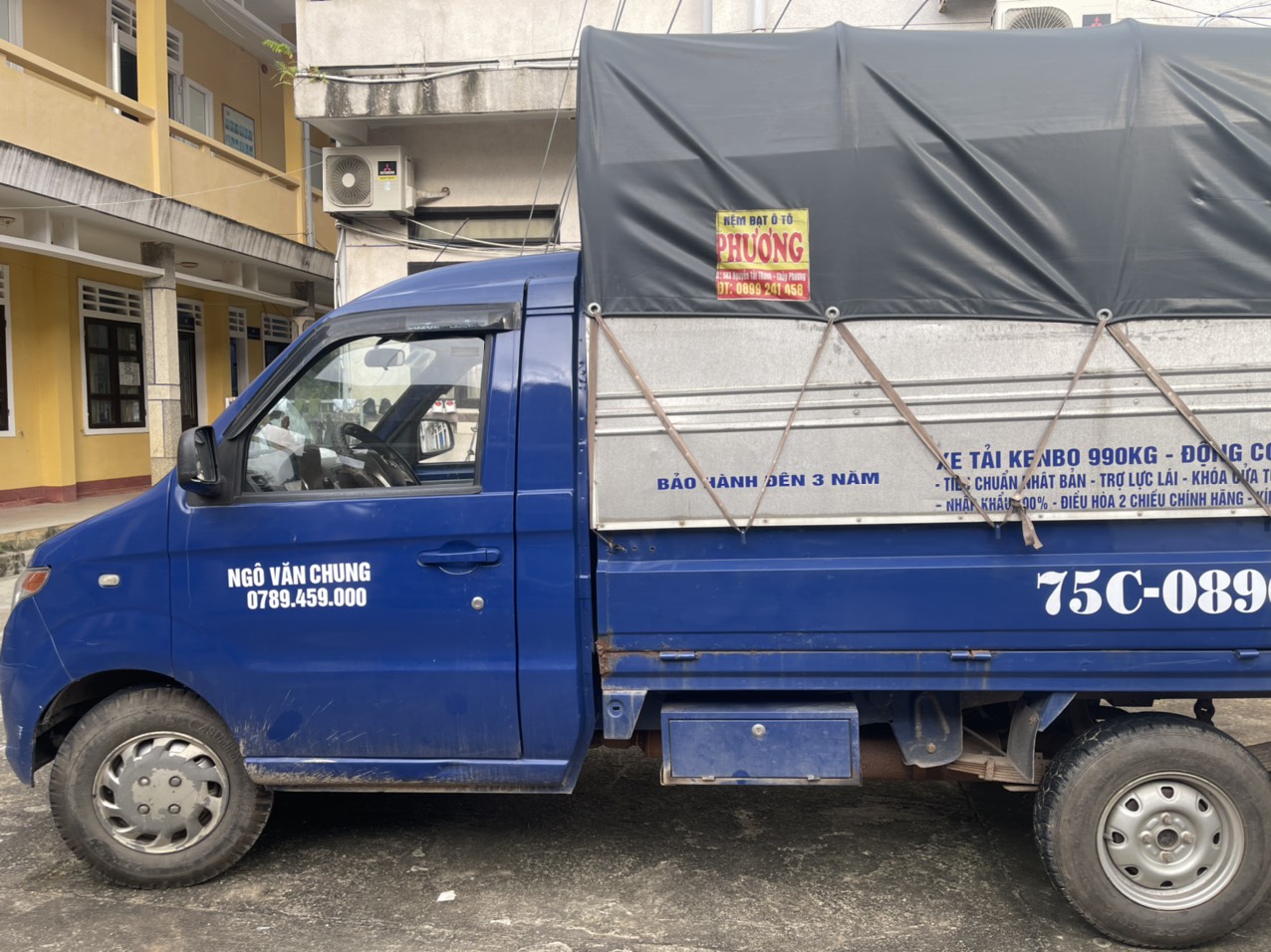 Chiếc xe chở gỗ lậu bị công an tạm giữ